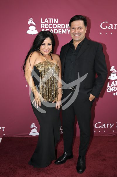 Carolina Sandoval y esposo con Grammy Art