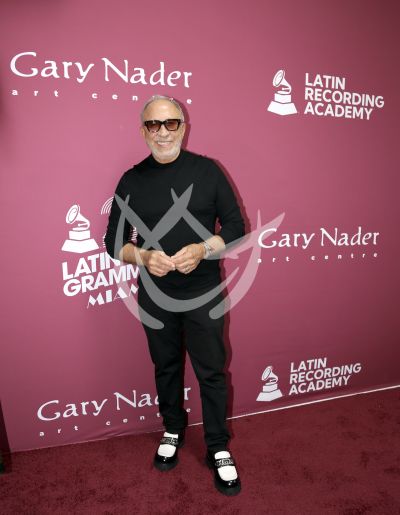 Emilio Estefan con Grammy Art