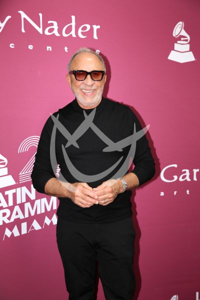 Emilio Estefan con Grammy Art