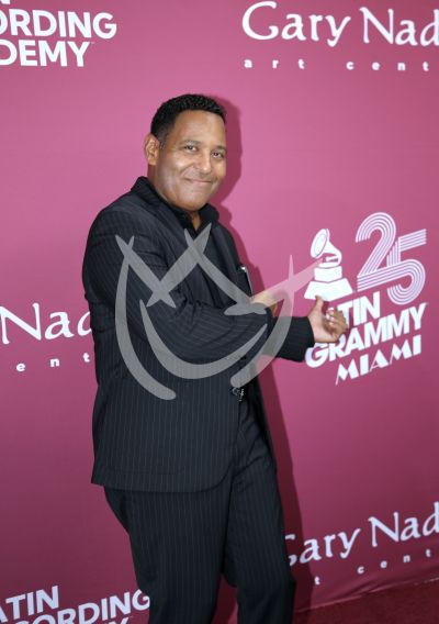 Tony Dandrades con Grammy Art