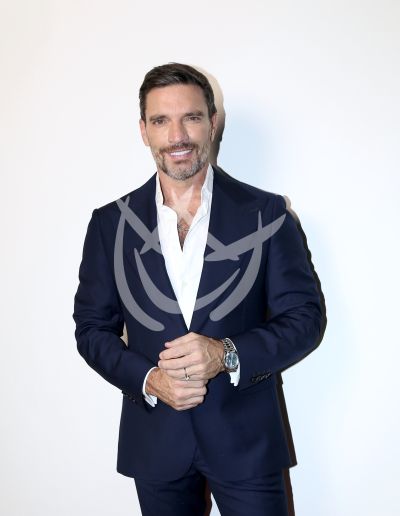 Julián Gil con Suits