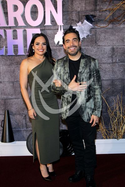 Omar Chaparro y esposa de Noche