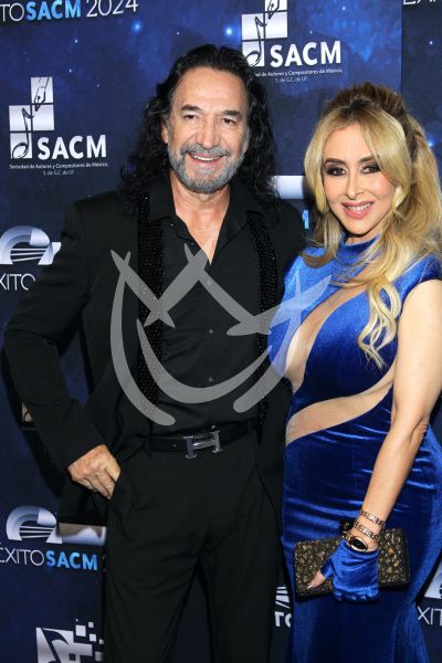 El Buki y esposa con SACM