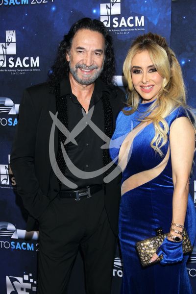 El Buki y esposa con SACM