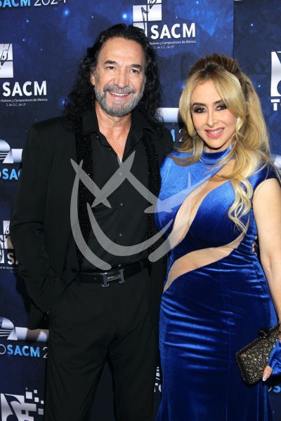 El Buki y esposa con SACM