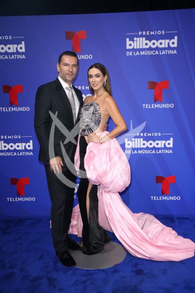 Jacky Bracamontes y esposo en Billboard