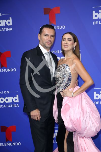 Jacky Bracamontes y esposo en Billboard