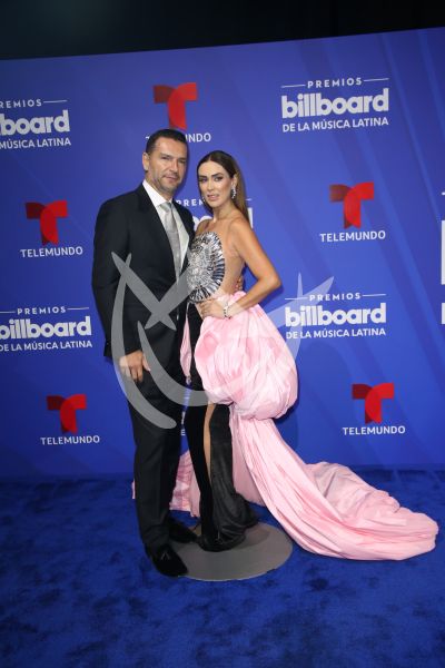 Jacky Bracamontes y esposo en Billboard