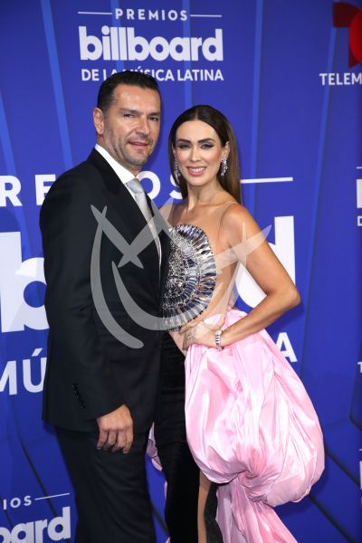 Jacky Bracamontes y esposo en Billboard