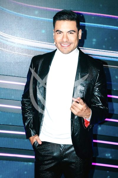 Carlos Rivera con La Máscara