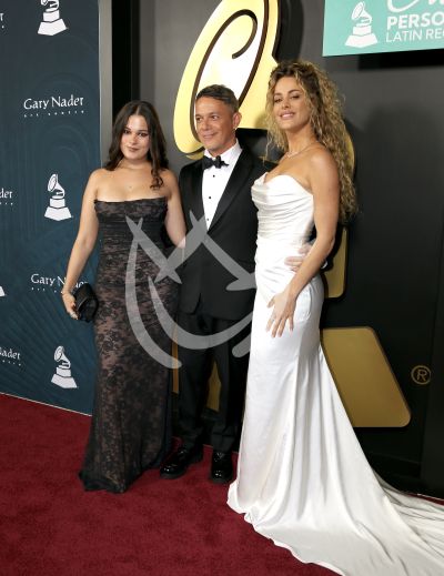 Alejandro Sanz con hija y novia en Persona del Año LG