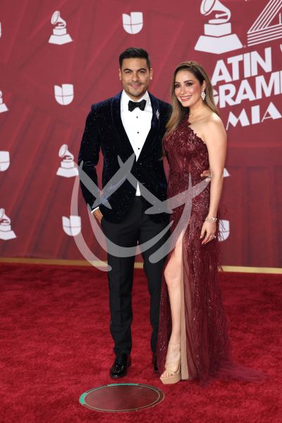 Carlos Rivera y Cinthia Rodríguez en Latin Grammy