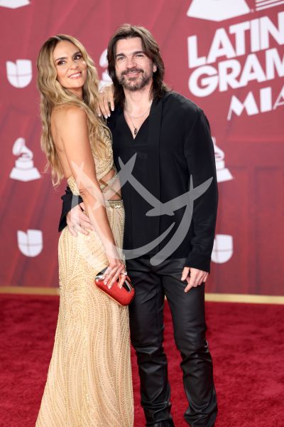 Juanes y Karen Martínez en Latin Grammy