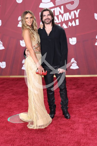 Juanes y Karen Martínez en Latin Grammy