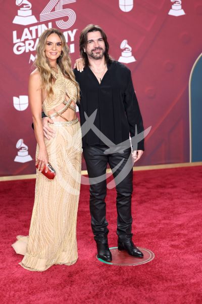 Juanes y Karen Martínez en Latin Grammy