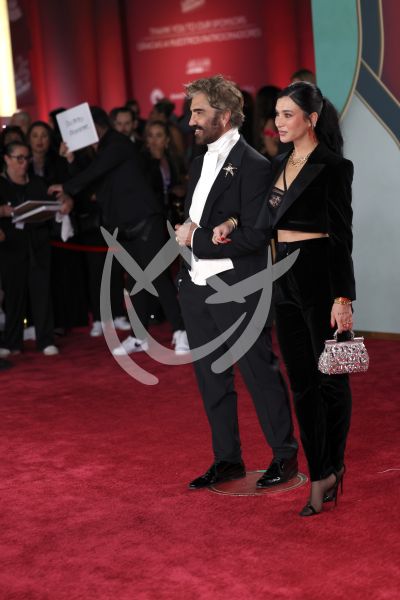 Alejandro Fernández con novia en Latin Grammy