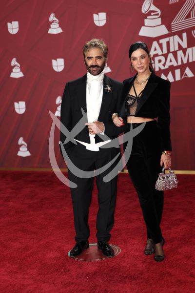 Alejandro Fernández con novia en Latin Grammy