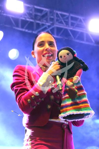 Majo Aguilar con muñecas