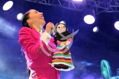 Majo Aguilar con muñecas