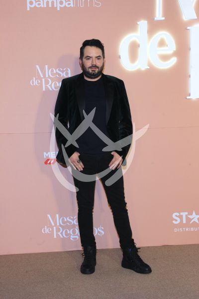 José Eduardo Derbez con Regalos