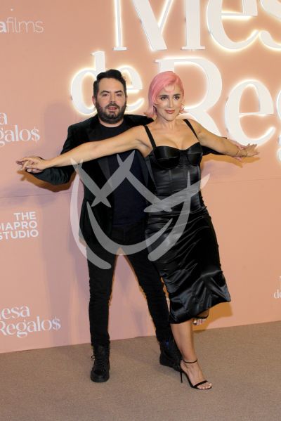 José Ediuardo Derbez y Cassandra Sánchez Navarro con Regalos