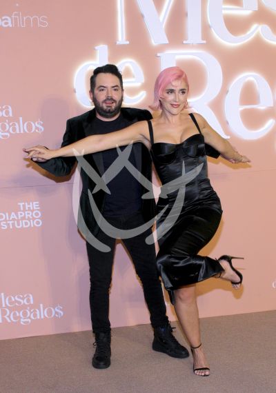 José Ediuardo Derbez y Cassandra Sánchez Navarro con Regalos