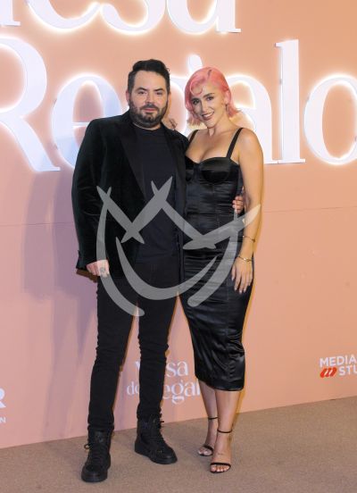 José Ediuardo Derbez y Cassandra Sánchez Navarro con Regalos