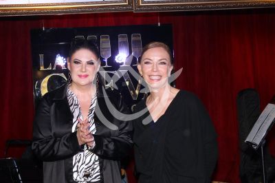 Alejandra Ávalos y Laura Flores en la Cueva