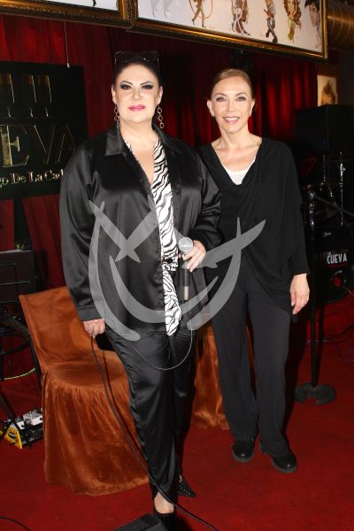 Alejandra Ávalos y Laura Flores en la Cueva