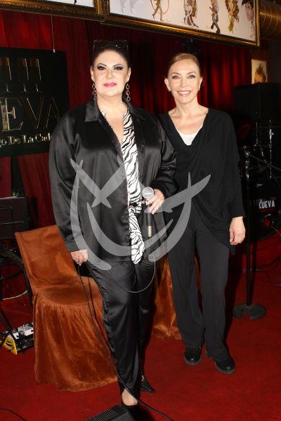 Alejandra Ávalos y Laura Flores en la Cueva