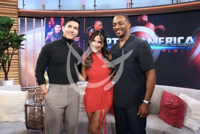 Anthony Mackie y Daniel Ramirez con Jessica Rodríguez