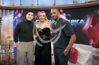 Anthony Mackie y Daniel Ramirez con Fanny Lu