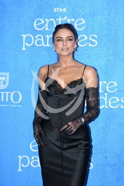 Aislinn Derbez Entre Paredes