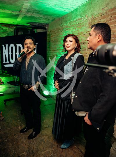 Christian Nodal y mamá de estreno 