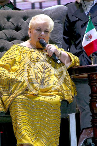 Paquita sentada ¡viva México!