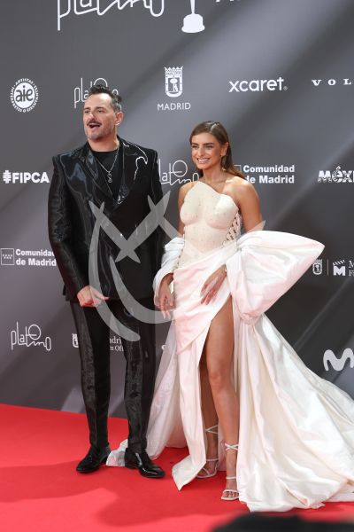 Aislinn Derbez y Asier Etxeandia en Premios Platino