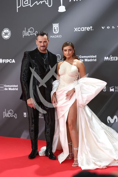 Aislinn Derbez y Asier Etxeandia en Premios Platino