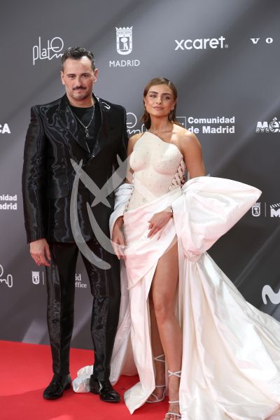 Aislinn Derbez y Asier Etxeandia en Premios Platino