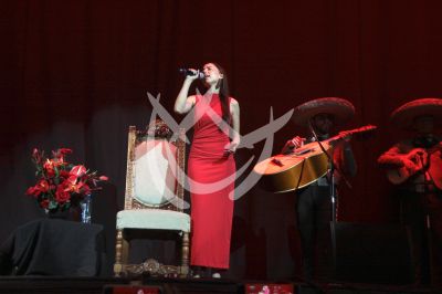 Majo Aguilar canta con Mariachi