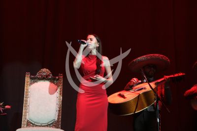 Majo Aguilar canta con Mariachi