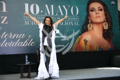 Edith Márquez celebrando a las mamás
