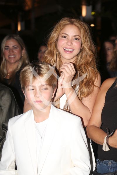 Shakira y Sasha con Let it Beat