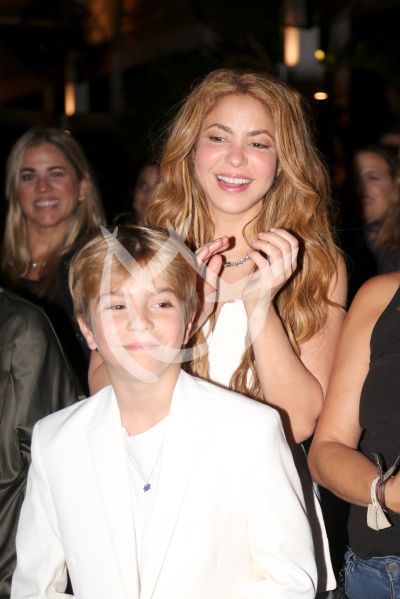 Shakira y Sasha con Let it Beat