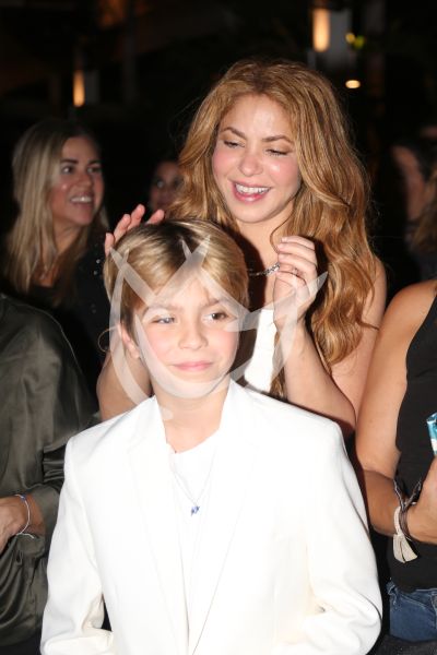 Shakira y Sasha con Let it Beat