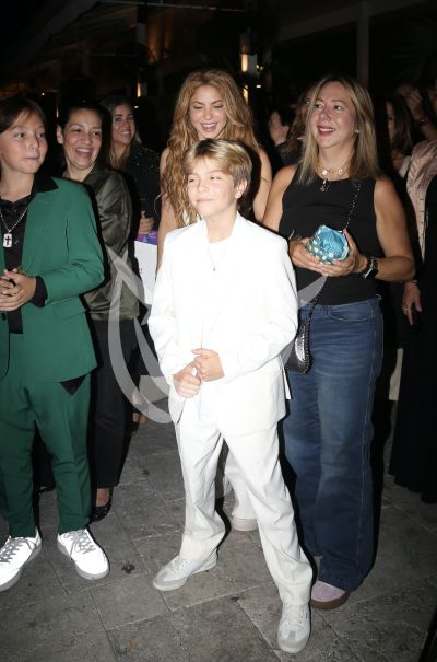Shakira y Sasha con Let it Beat