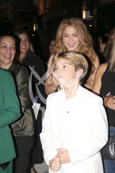 Shakira y Sasha con Let it Beat