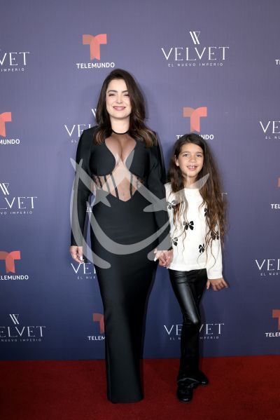 Daniella Navarro e hija en Velvet