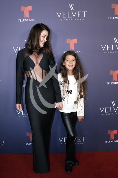 Daniella Navarro e hija en Velvet