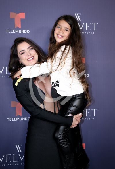 Daniella Navarro e hija en Velvet