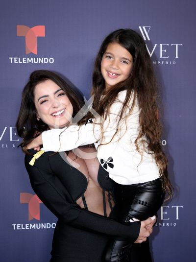 Daniella Navarro e hija en Velvet